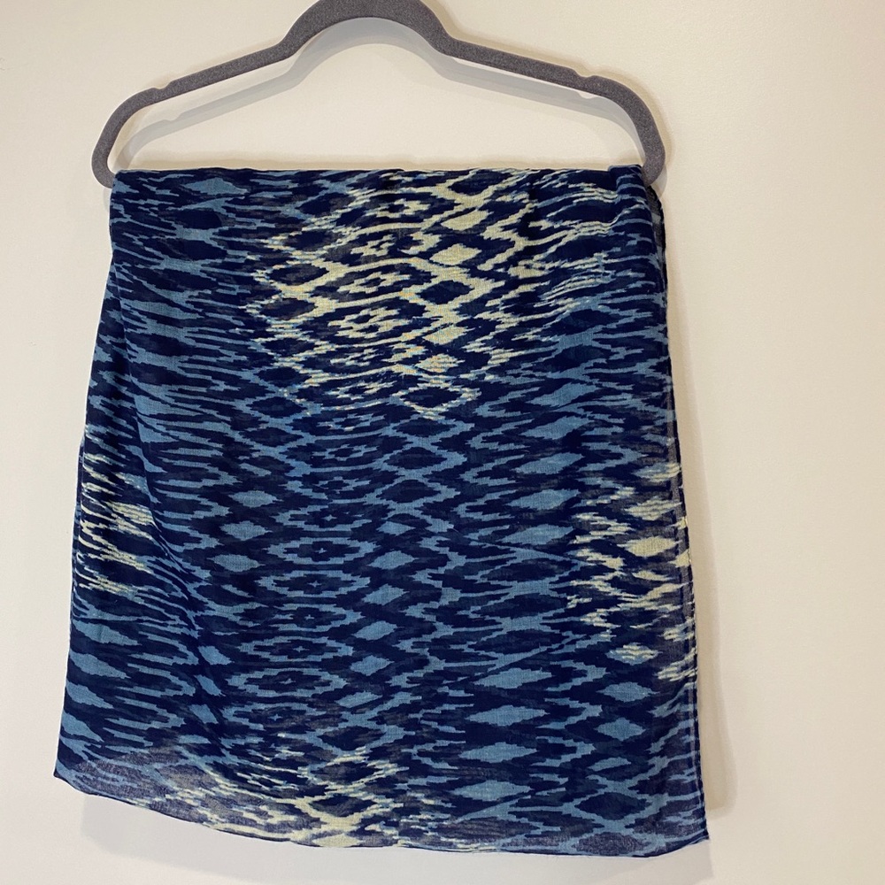 •2/$15• Thin Tube Scarf in Navy, Blue, & Off-White Ikat Diamond Pattern